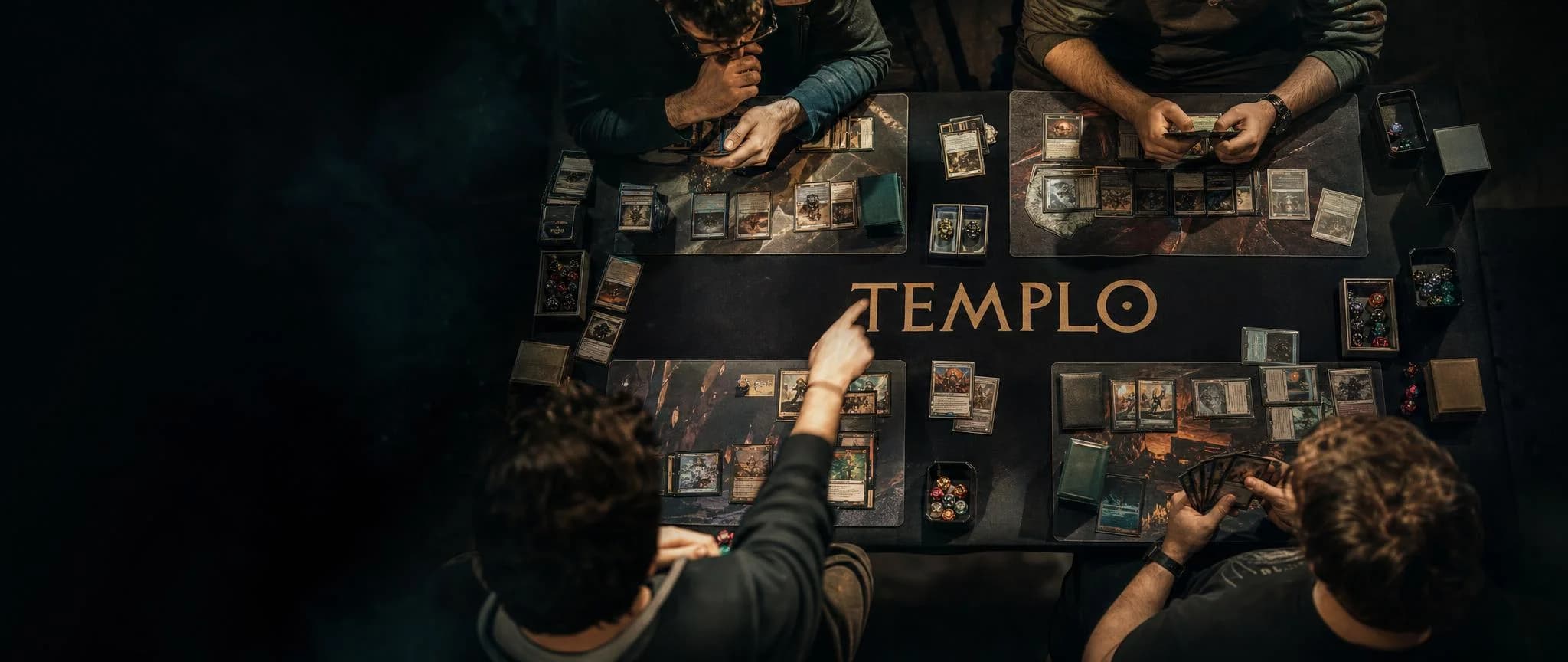 Cuatro jugadores en una mesa de Commander en Templo, vista desde arriba